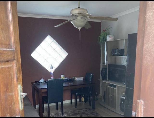 5 BEDROOM HOUSE FOR SALE IN COSMO CITY